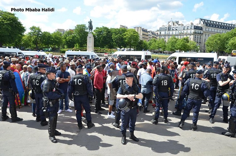 Manifestation à Paris contre les propos de Macron
